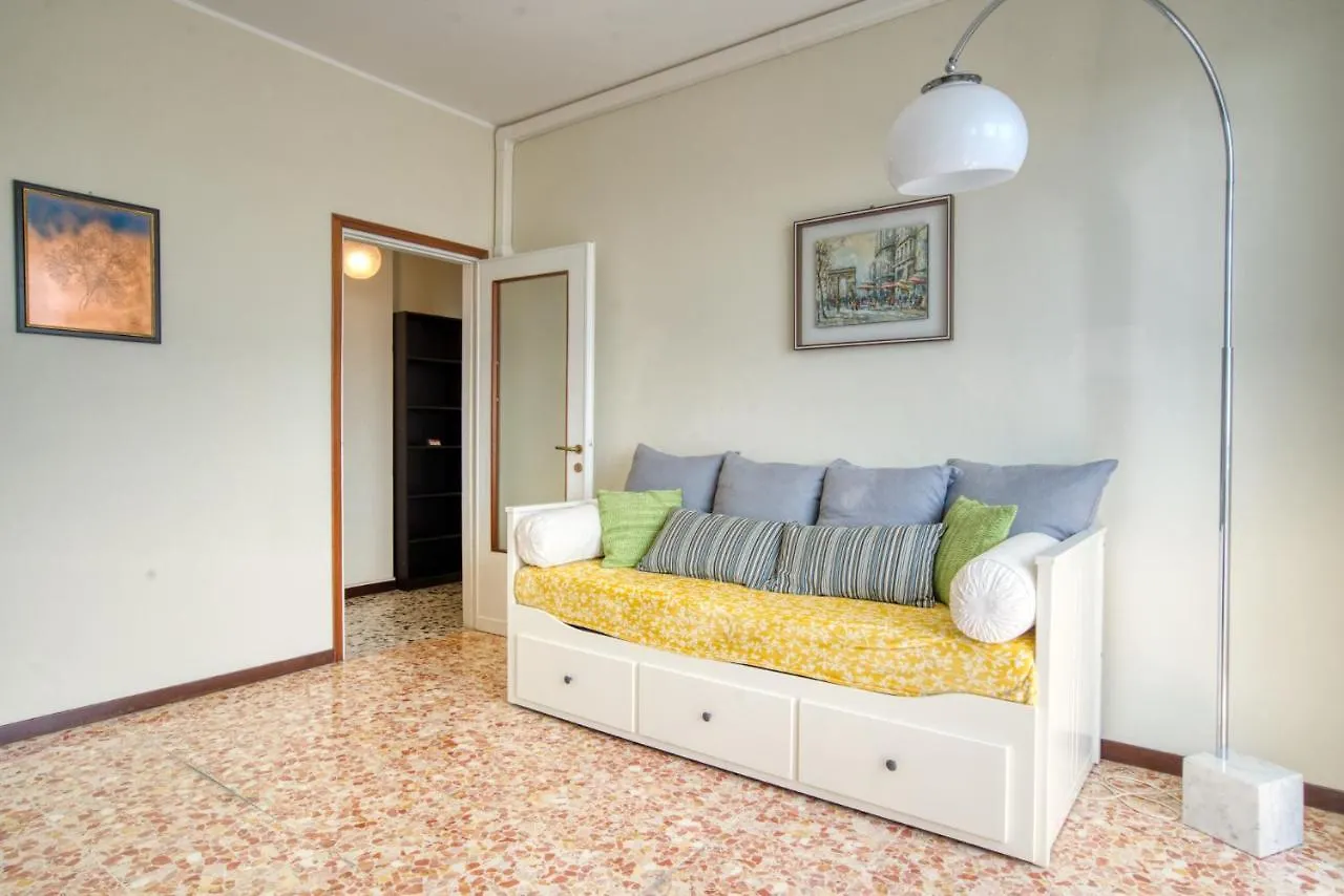 CaseOspitali - CASA LUCE a due passi dal SAN RAFFAELE - 1 bedroom e divano in soggiorno Vimodrone