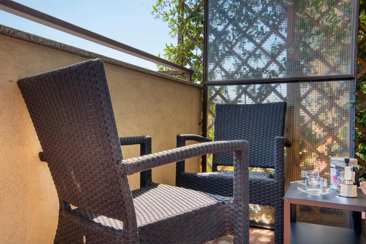 Appartamento CaseOspitali - CASA LUCE a due passi dal SAN RAFFAELE - 1 bedroom e divano in soggiorno Vimodrone
