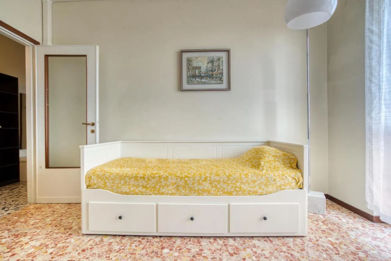 CaseOspitali - CASA LUCE a due passi dal SAN RAFFAELE - 1 bedroom e divano in soggiorno Vimodrone