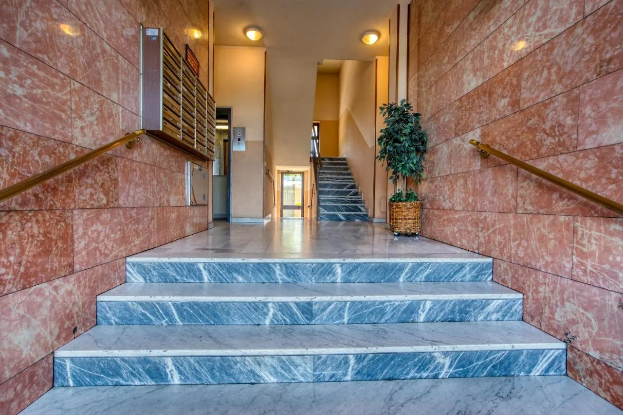 Appartamento CaseOspitali - CASA LUCE a due passi dal SAN RAFFAELE - 1 bedroom e divano in soggiorno Vimodrone