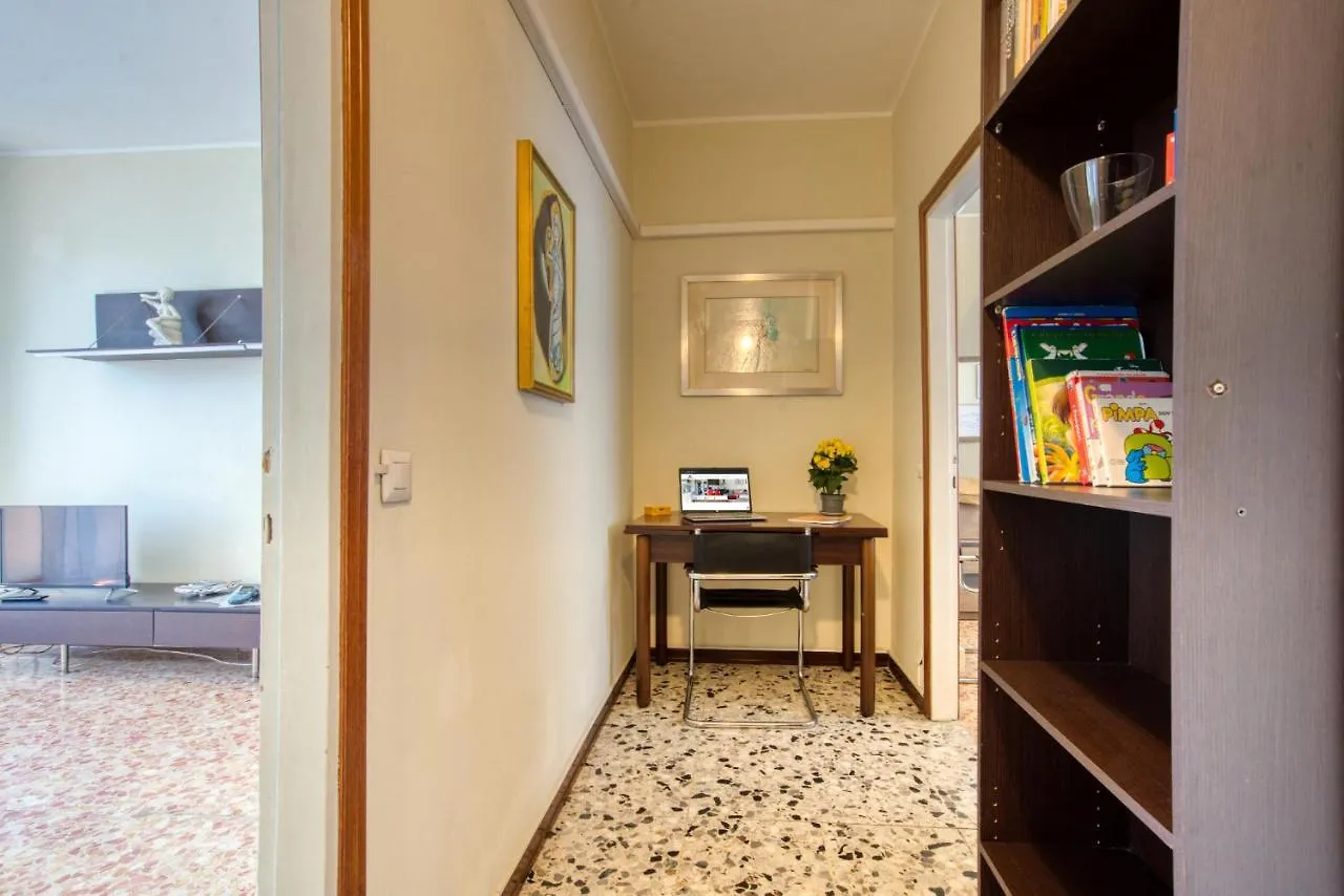 Appartamento CaseOspitali - CASA LUCE a due passi dal SAN RAFFAELE - 1 bedroom e divano in soggiorno Vimodrone Italia